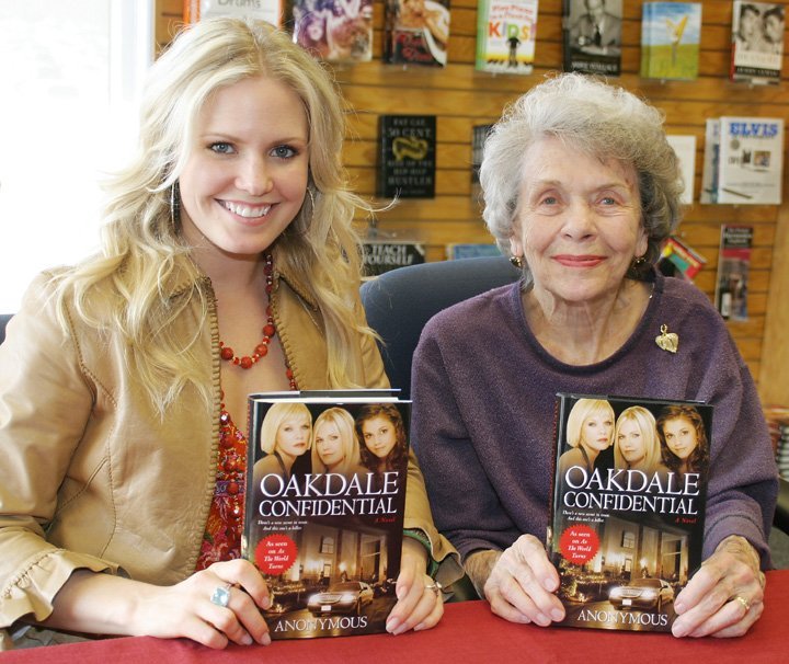 candid0167.jpg - Terri with Helen Wagner (Nancy, ATWT) at Borders Books in Long Island on April 15, 2006 (Photo by Sue Coflin)