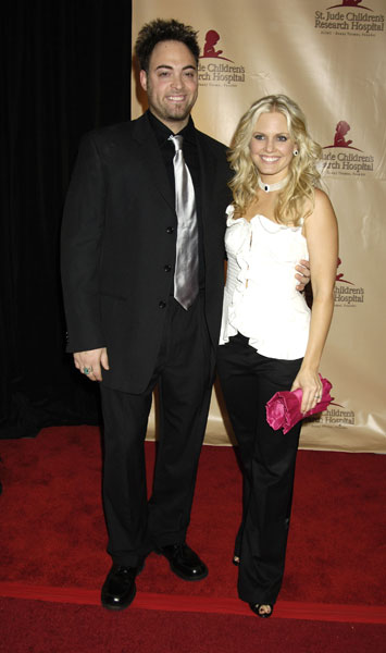 artie0044.jpg - Terri and Artie at the 2005 St Judes event (Thanks to chrisevefan from http://julie-pinson.com for this picture)