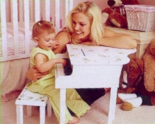 children0017.jpg - Terri and Julia in 2005 (Photo by Arthur Cohen)