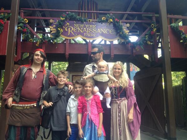 children0051.jpg - Terri with Keira, Julia, Aidan, Roman, and Austin in August 2013 - courtesy of Terri's Twitter page