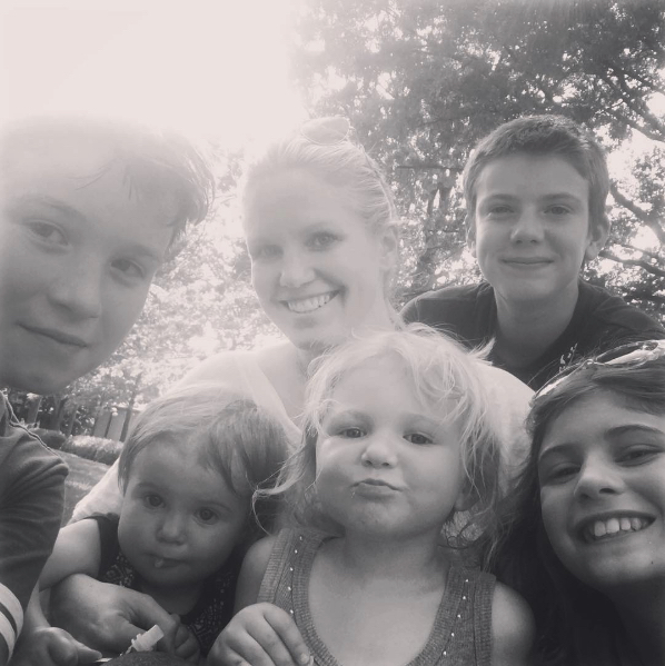 children0077.jpg - Terri with Julia, Keira, Aidan, Roman, and Morgan in August 2016 - courtesy of Terri's Instagram page
