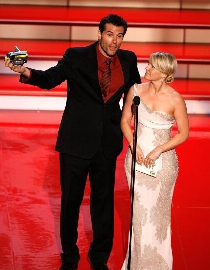2007_daytime_emmys_2.jpg - Terri and Austin Peck presenting at The 34th Annual Daytime Emmy Awards (June 15, 2007)