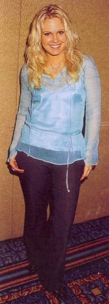 t0220.jpg - Terri at a fan club event on April 16, 2005 (photo by Steven Bergman)