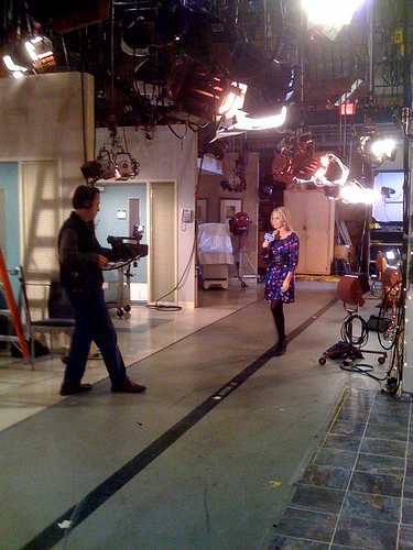 t0407.jpg - Terri on the ATWT set in August 2008 (photo from http://mariannem.blogspot.com/2008/10/as-world-turns.html )